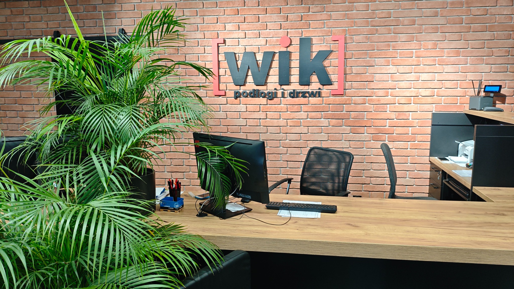Logo a prodejní pult ve WIK Galerii interiérů